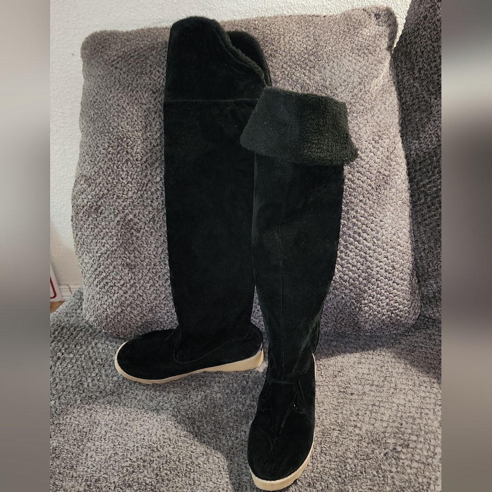 Women's sz 6 Black over the knee, flat boot